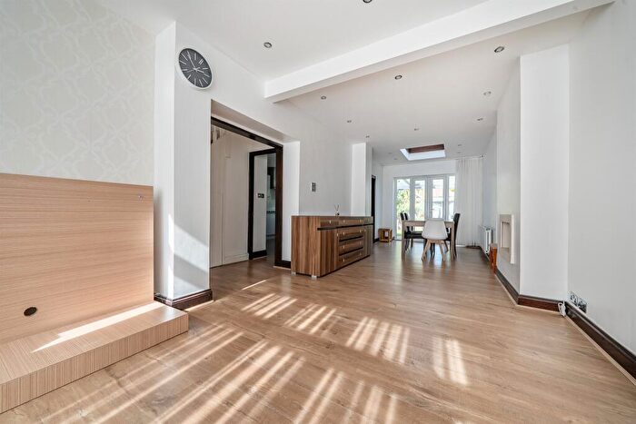4 Bedroom End Of Terrace House For Sale In Eastbury Avenue, Enfield, EN1