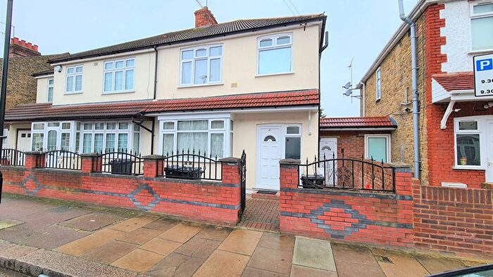 Studio To Rent In Standard Road, Hounslow, TW4