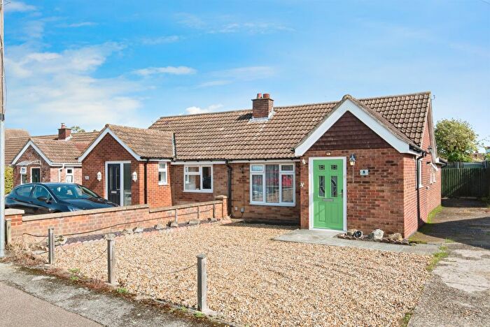 2 Bedroom Semi-Detached Bungalow For Sale In Elm Walk, Royston, SG8