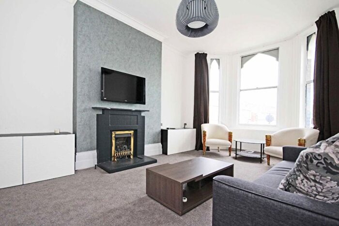 1 Bedroom Flat To Rent In Leamington Park, London, W3