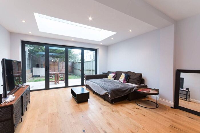 2 Bedroom Flat To Rent In Kingswood Road, Chiswick, London, W4