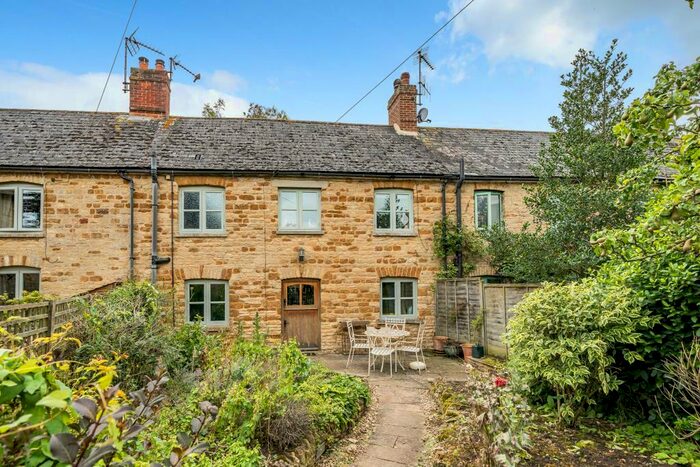 2 Bedroom Cottage For Sale In Kingham, Oxfordshire, OX7