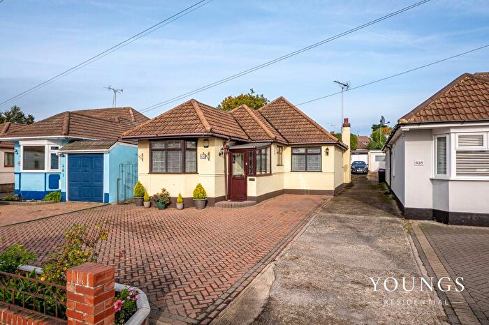 3 Bedroom Detached Bungalow For Sale In Rayleigh Road, Leigh-On-Sea, SS9
