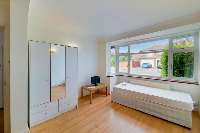 6 Bedroom Property To Rent In Wood End Gardens, Northolt, UB5