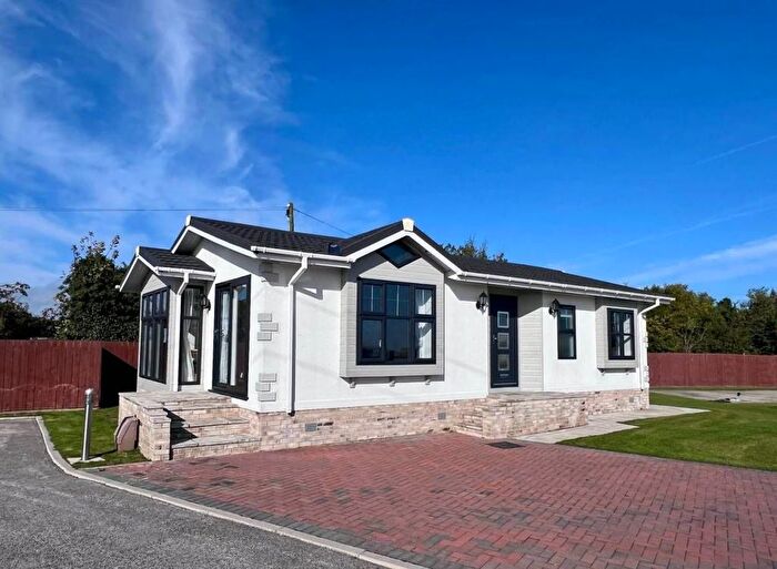 2 Bedroom Mobile/park Home For Sale In Ryther Road, Ulleskelf Tadcaster, LS24