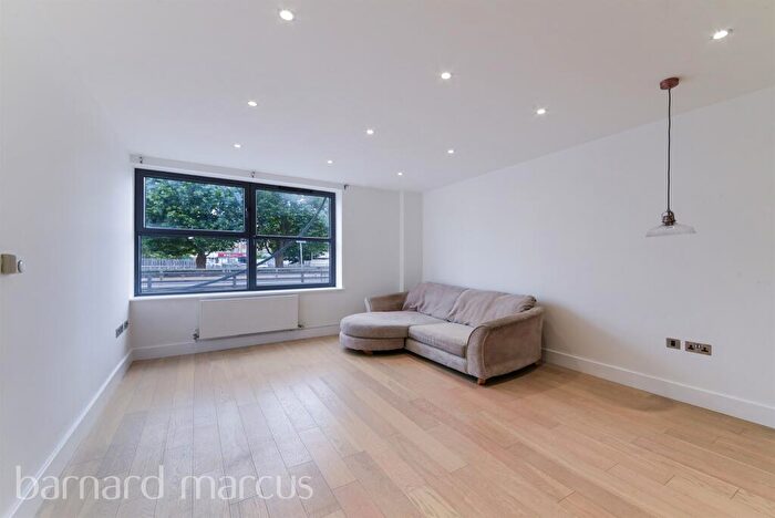 2 Bedroom Flat To Rent In Barnsbury Lane, Surbiton, KT5