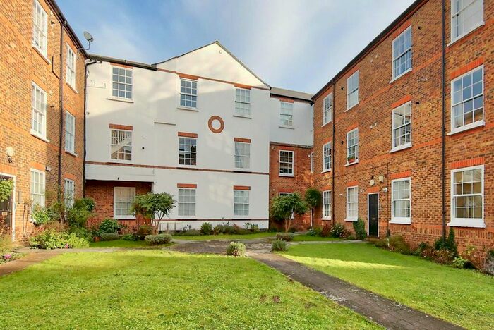 1 Bedroom Flat To Rent In Hampton Road, Teddington, TW11