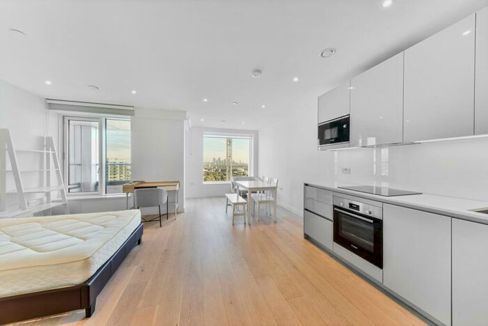 Flat To Rent In Deacon Street, Elephant & Castle, London, SE17