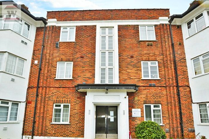 3 Bedroom Flat To Rent In Great West Road, Hounslow, TW5