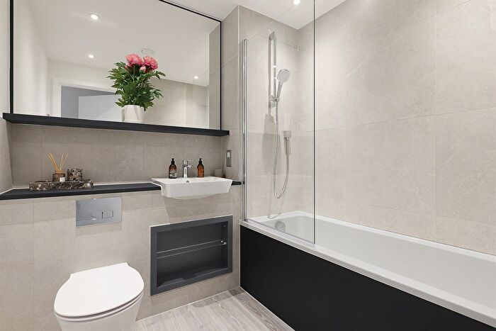 1 Bedroom Flat To Rent In Clovelly Road, Hounslow, TW3