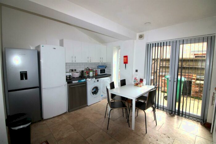6 Bedroom House To Rent In Church Grove, Nottingham, NG7