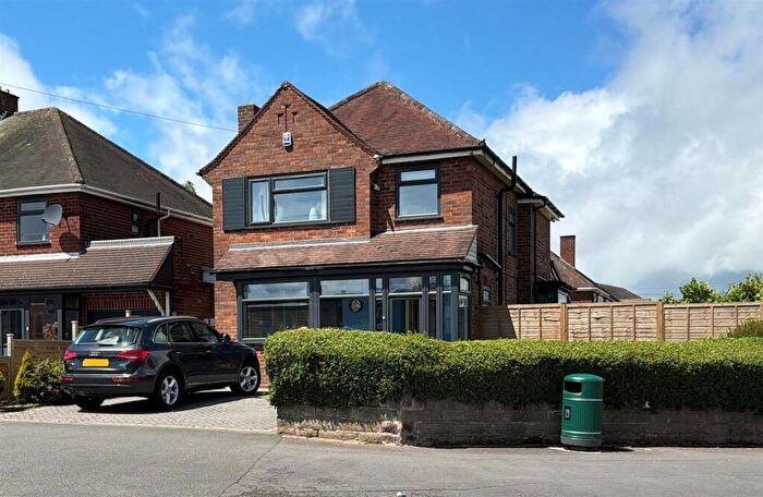 3 Bedroom Detached House For Sale In Kingsway, Oldbury, West Midlands, B68
