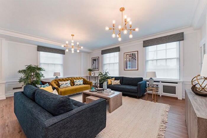3 Bedroom Flat To Rent In Flat, - Grosvenor, Square, London, W1K