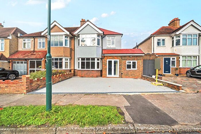 4 Bedroom Semi Detached House To Rent In Farm Way, Worcester Park, KT4