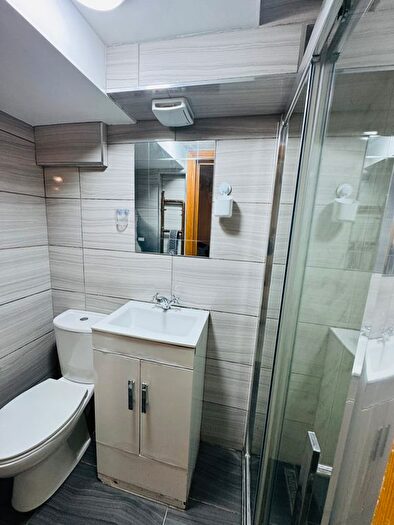 2 Bedroom Flat To Rent In Paddington Close, Hayes, UB4