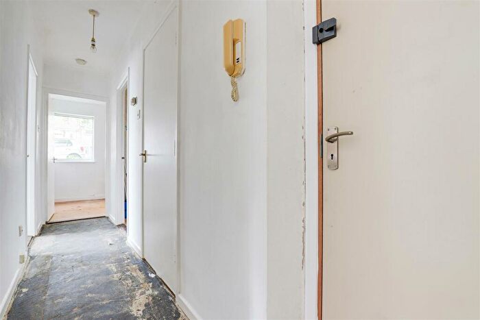 1 Bedroom Flat For Sale In Derwent Crescent, Arnold, Nottinghamshire, NG5