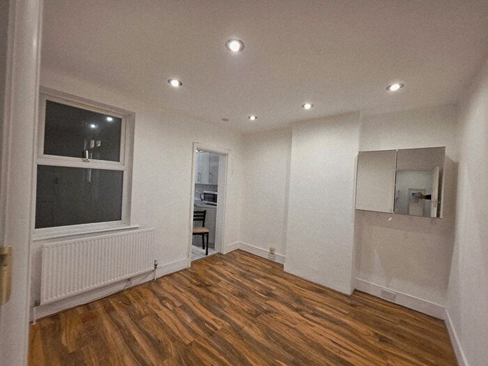 2 Bedroom Flat To Rent In Hall Lane, Chingford, E4