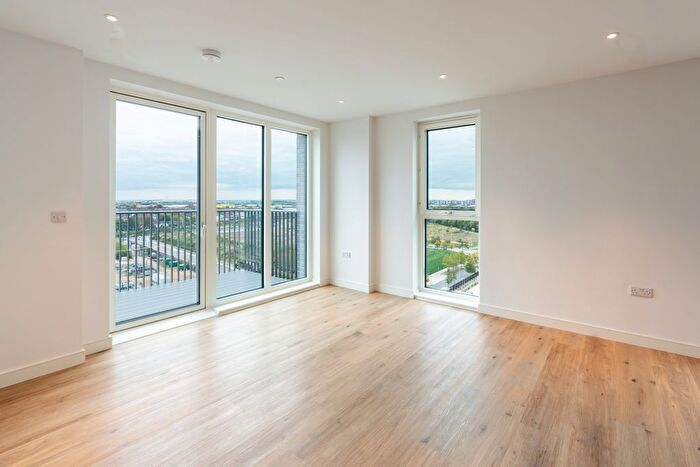 2 Bedroom Flat For Sale In Greenleaf Walk, Southall, UB1