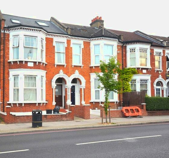 2 Bedroom Flat To Rent In Tooting Bec Road, Tooting Bec, London, SW17