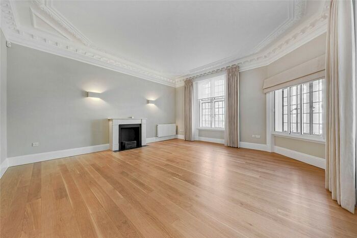 3 Bedroom Flat To Rent In Wellesley House, Sloane Square, London, SW1W