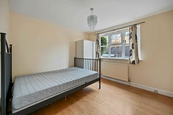 2 Bedroom Flat To Rent In Sterne Street, Shepherds Bush Green, W12
