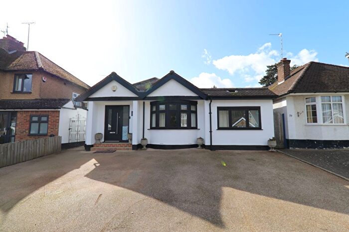 3 Bedroom Detached Bungalow To Rent In Links Way, Croxley Green, WD3