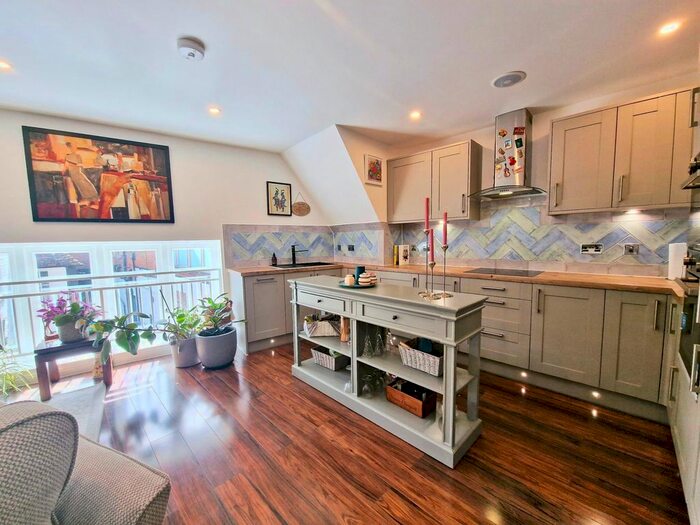 2 Bedroom Flat To Rent In The Borough, Farnham, GU9