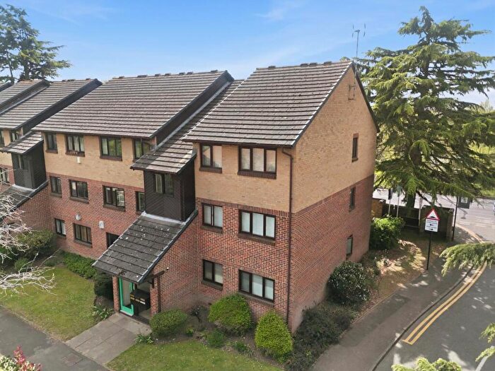 2 Bedroom Flat For Sale In Alders Close, Wanstead, E11