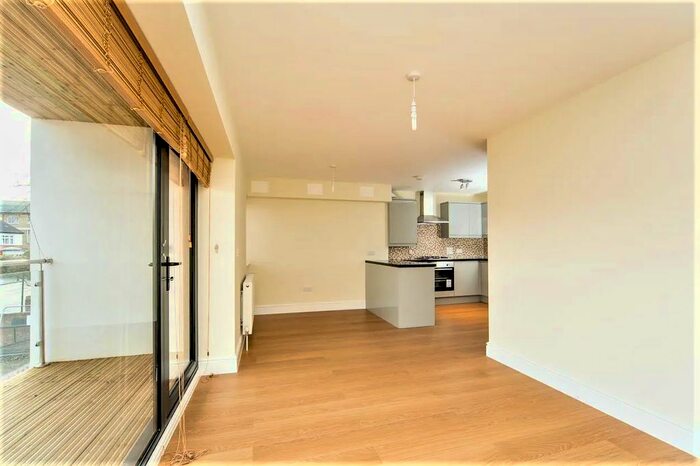 2 Bedroom Flat To Rent In New Wanstead, Leytonstone, E11