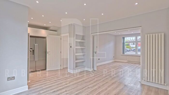 4 Bedroom Semi-detached House To Rent In Court House Gardens, London, N3