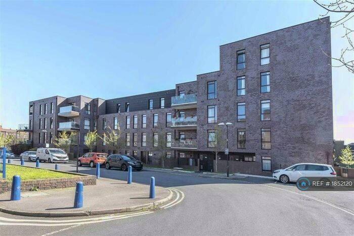 3 Bedroom Flat To Rent In Gibson Road, London, SE11