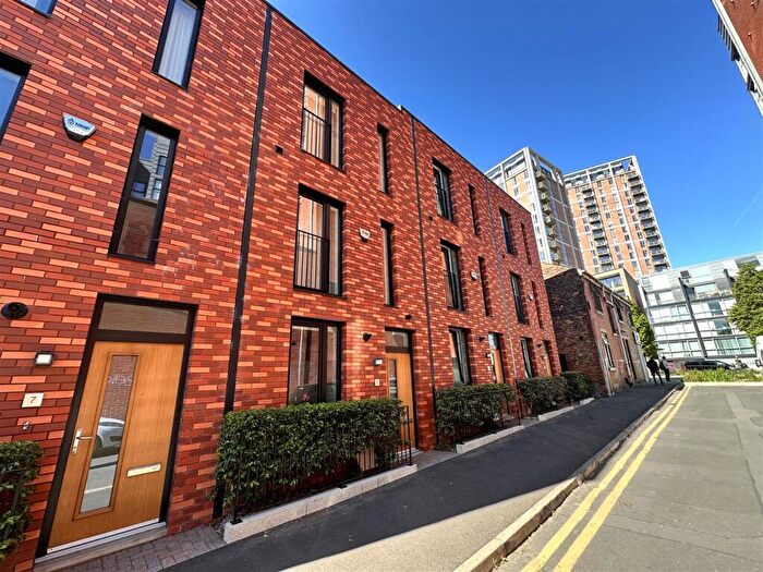 3 Bedroom Town House To Rent In Barrow Street, Salford, M3