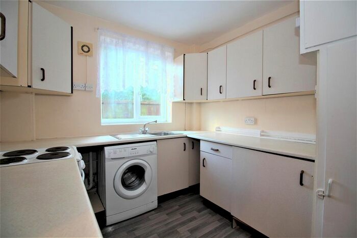 2 Bedroom Flat To Rent In Barratt Close, Stoneygate, Leicester, LE2