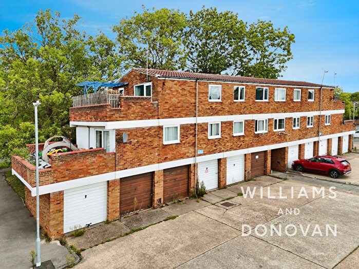 2 Bedroom Maisonette For Sale In Mariskals, Basildon, SS13