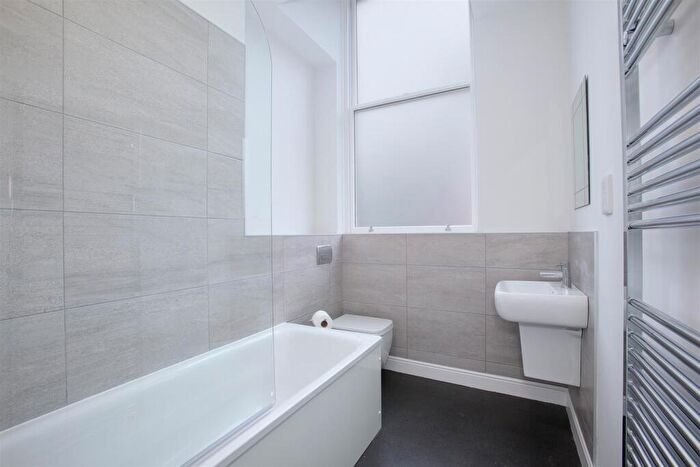 2 Bedroom Apartment To Rent In Apt Bank Street, City Centre, S1