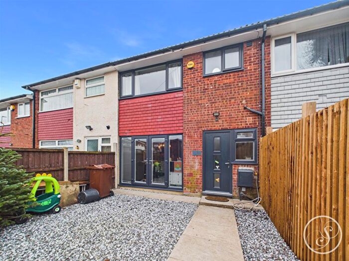 3 Bedroom Town House For Sale In Nettleton Court, Leeds, LS15