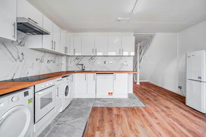 3 Bedroom Flat To Rent In Timsbury Walk, London, SW15