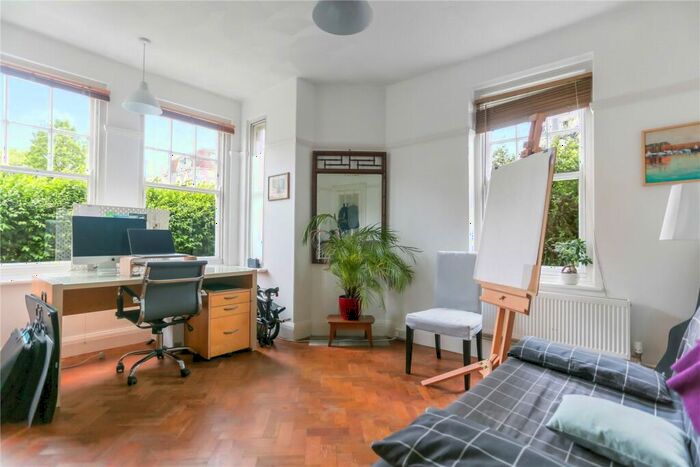 2 Bedroom Flat For Sale In Rochester Close, Rochester Gardens, Hove, BN3