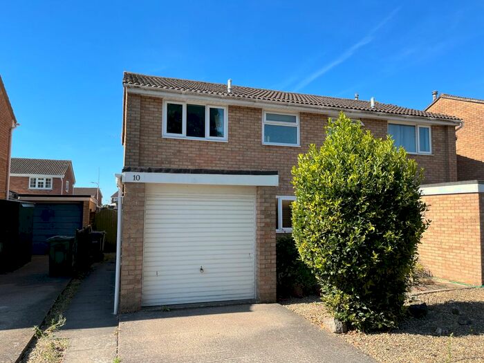 3 Bedroom Semi-Detached House To Rent In Windsor Close, Clevedon, Avon, BS21