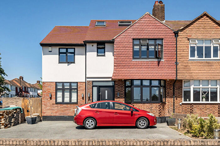 5 Bedroom Semi-Detached House For Sale In Bexley Road, London, SE9