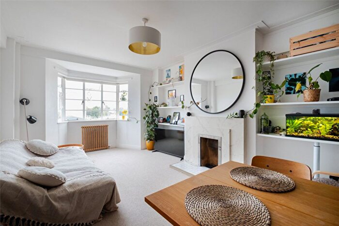 2 Bedroom Flat For Sale In Corner Fielde, Streatham Hill, London, SW2