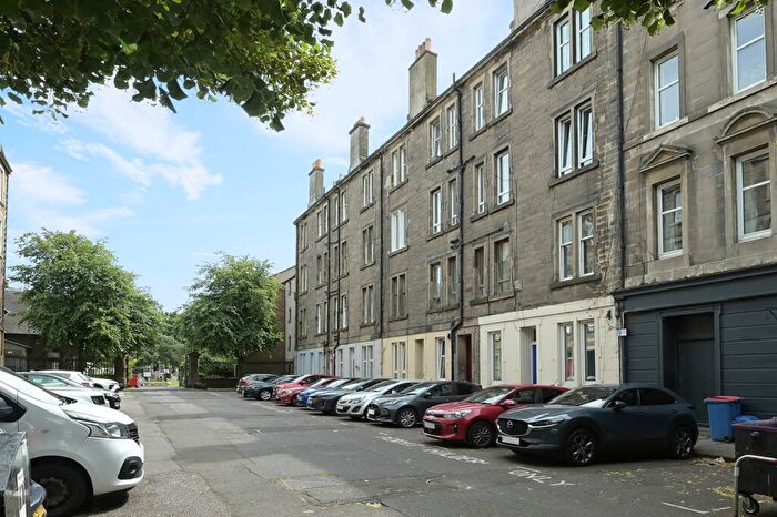 2 Bedroom Flat For Sale In Drum Terrace, Edinburgh, EH7