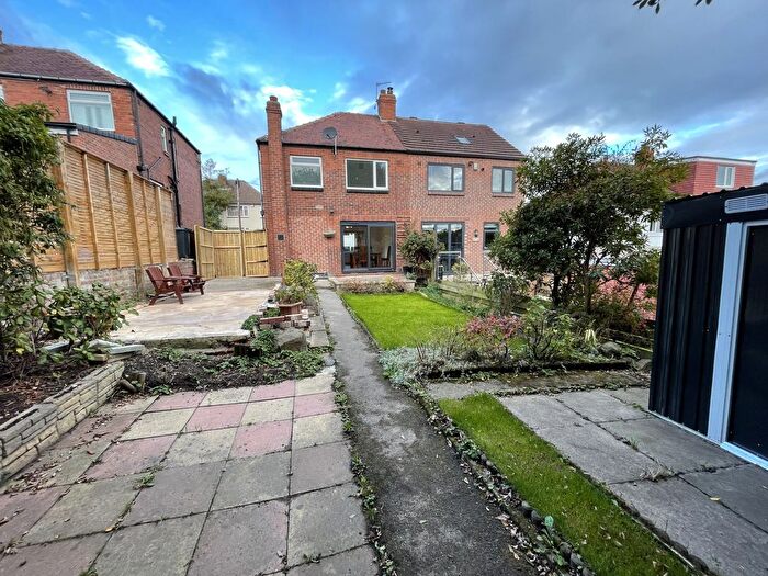 3 Bedroom Semi-detached House To Rent In Highthorne Mount, Leeds, West Yorkshire, LS17