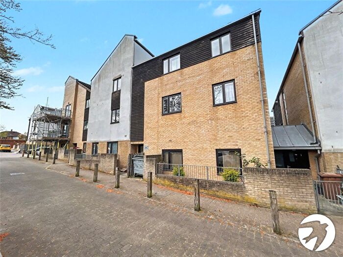 2 Bedroom Flat For Sale In Davis Way, Sidcup, Kent, DA14