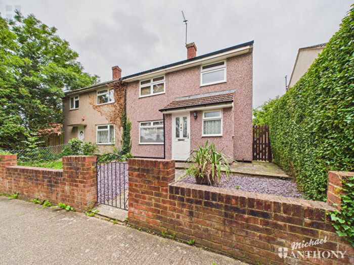 3 Bedroom Semi Detached House For Sale In Belgrave Road, Aylesbury, HP19