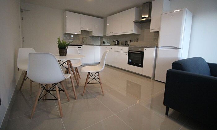 2 Bedroom Flat To Rent In Flat, Clarendon Road, Leeds, LS2