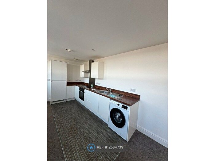 2 Bedroom Flat To Rent In Benbow Street, Sale, M33