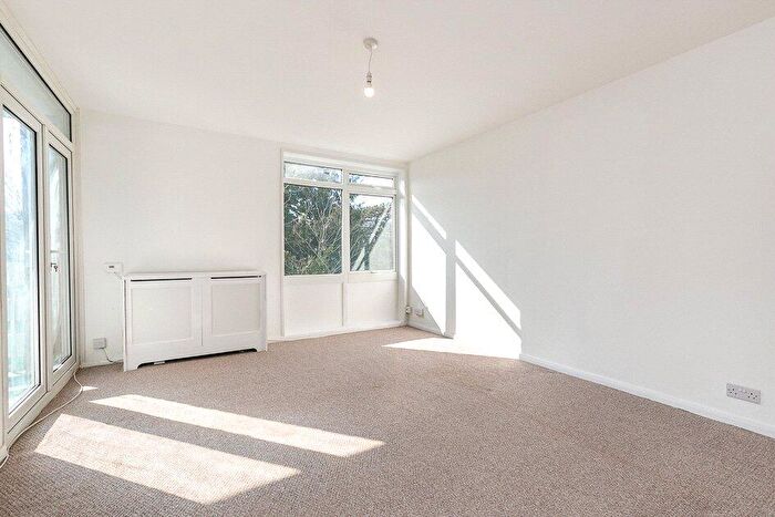 2 Bedroom Apartment For Sale In The Pines, Purley, Surrey, CR8
