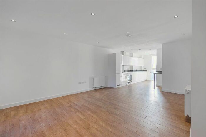 3 Bedroom Flat To Rent In Bolinder Way, Bromley-By-Bow, E3