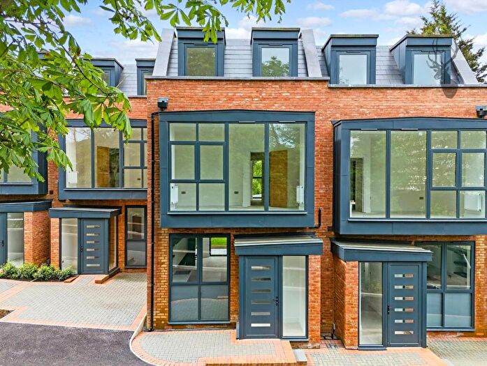 4 Bedroom Property For Sale In Pino Way, Chingford, E4
